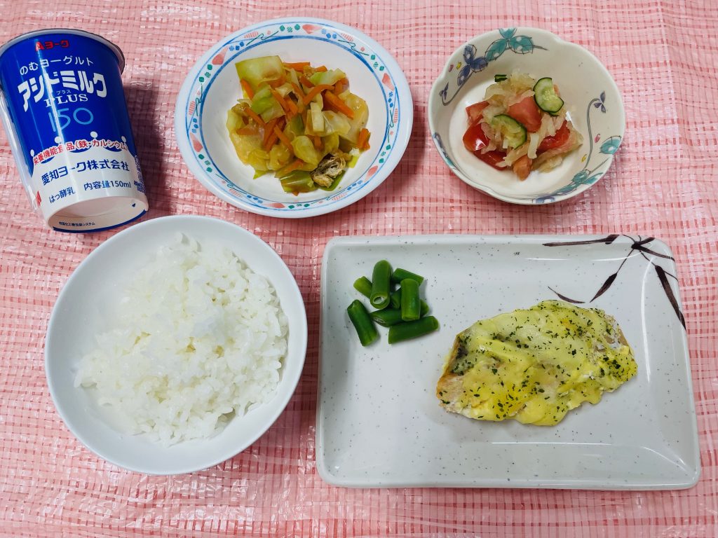 鮭のコーンマヨチーズ焼き・切干大根とトマト酢物（病院食の紹介）｜ スタッフブログ ｜愛知県豊橋市の精神科病院 可知記念病院